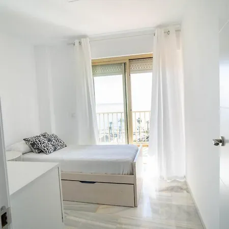 Spacious Three Bedroom Penthouse Apartment *
